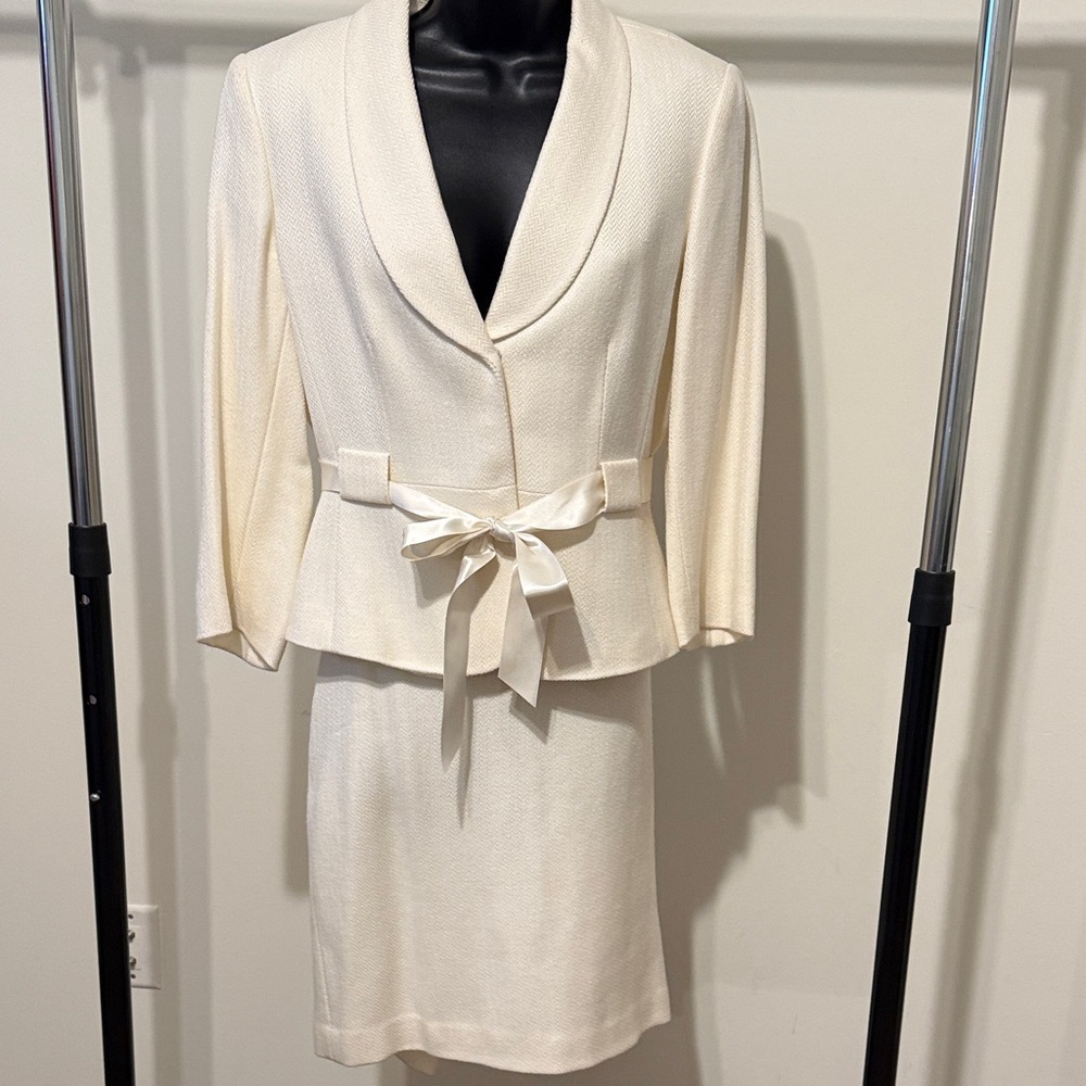 TAHARI Arthur S. Levine Wool 2 pc skirt suit